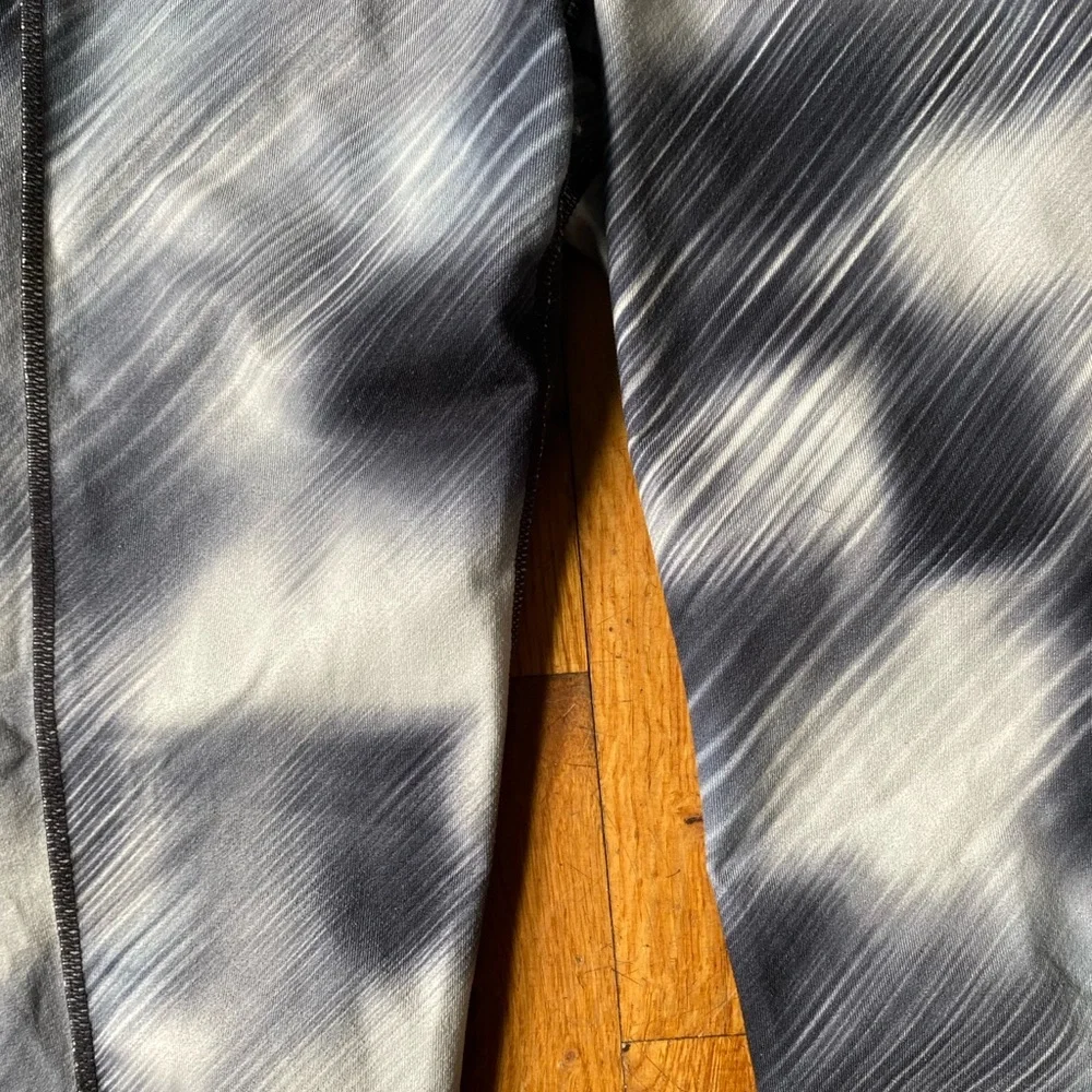 Athleta leggings with front inside hidden stash pocket. - Picture 6 of 11